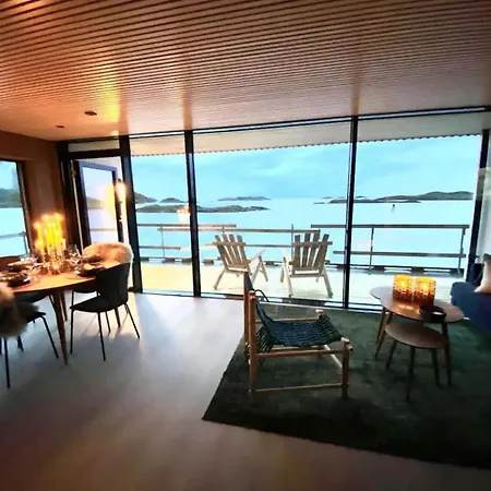 Waterfront Apartment With Panoramic Sea View Henningsvær Exterior photo