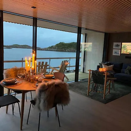 Waterfront Apartment With Panoramic Sea View Henningsvær Exterior photo