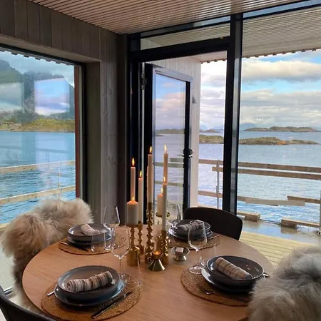 Waterfront Apartment With Panoramic Sea View Henningsvær Exterior photo