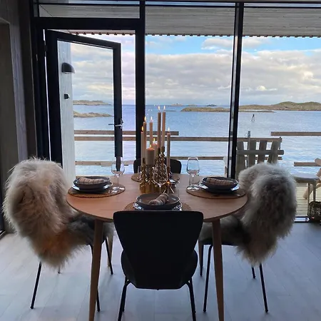 Waterfront Apartment With Panoramic Sea View Henningsvær Exterior photo